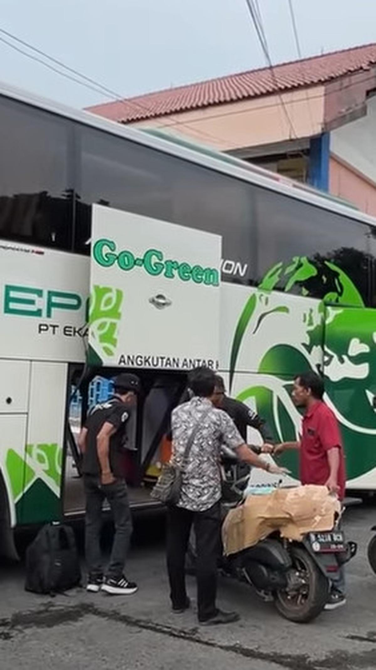 "Wah drivernya ini cewek,teman-teman," kata Ahmad Wildani sang perekam video.&nbsp;<br>