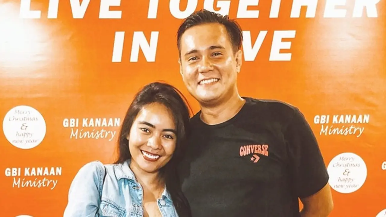 Jarang Tersorot, Ini 6 Potret Bobby Joseph dengan Sang Kekasih