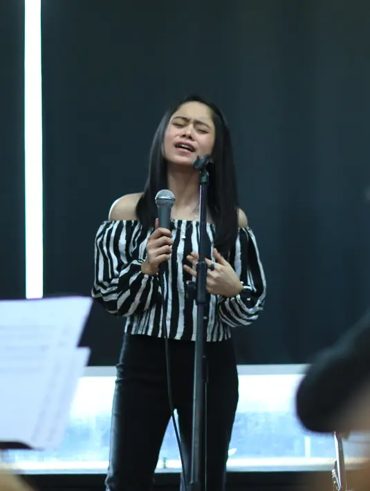 Banyak yang didapatkan selama menjalani karantina. Ia banyak mendapat ilmu seperti sekolah formal. Sejak pagi hingga sore Lesti digemleng. Dalam vokal, mental dan attitude. (Adrian Putra/Bintang.com)