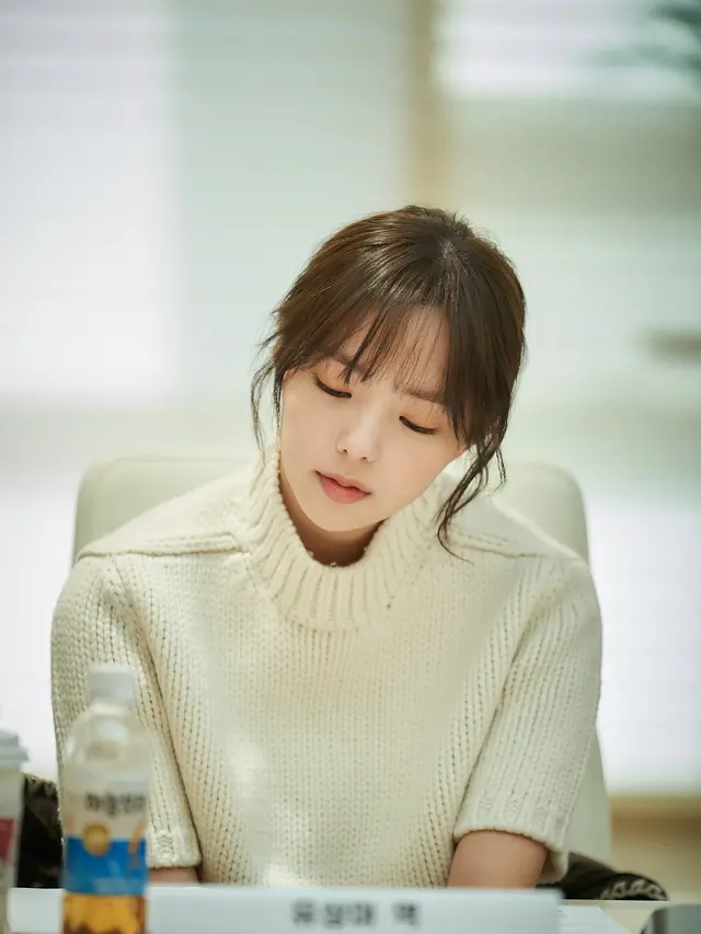 Chae Soo Bin di momen reading film Omniscient Reader's Viewpoint. [Foto: Soompi]
