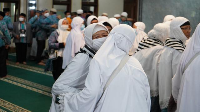 Tangis Haru Sambut Kepulangan 100 Jemaah Haji Kloter 20 Asal Kota Batu