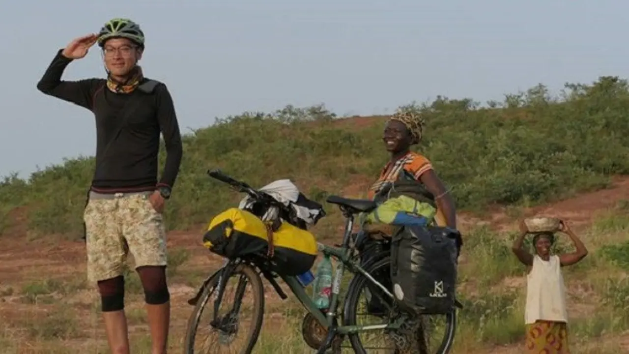 Bantu Warga Miskin, Pemuda Naik Sepeda dari Afrika ke Tiongkok