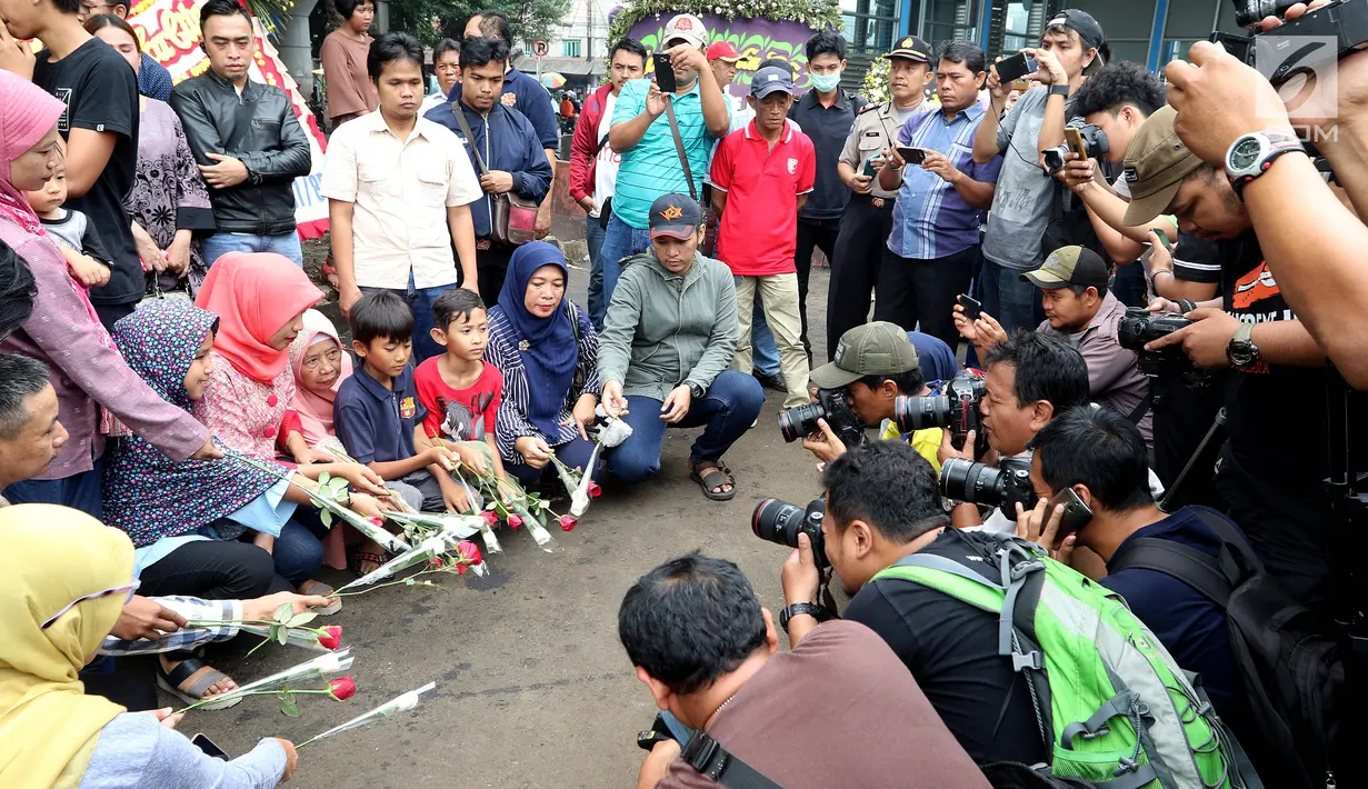 Sejumlah anggota keluarga korban bom Kampung Melayu dan simpatisan masyarakat menyelenggarakan aksi simpatik di lokasi kejadian bom, Jakarta, Minggu (28/5). (Liputan6.com/Johan Tallo)