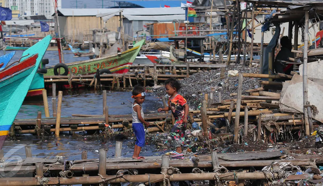 Anak-anak bermain di pemukiman kumuh, Muara Angke, Jakarta, Rabu (3/8). Badan Pusat Statistik DKI Jakarta melansir angka kemiskinan Ibu Kota pada bulan Maret 2016 mencapai 384,3 ribu orang atau 3,75%. (Liputan6.com/Angga Yuniar)