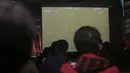 Tayangan layar pertandingan Manchester United melawan Manchester City saat Roaring Night Liga Inggris di Fomo Bar, Melawai, Jakarta, Minggu (03/03/2024) malam WIB. (Bola.com/Pradipta Rama Baskara)