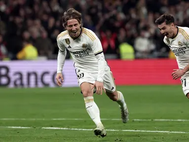 Pemain Real Madrid Luka Modric (kiri) dan Brahim Diaz merayakan gol ke gawang Villarreal pada pertandingan sepak bola Liga Spanyol di Stadion Santiago Bernabeu, Madrid, Spanyol, Minggu (17/12/2023). (Thomas COEX/AFP)