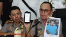 Kapolda Metro Jaya, Irjen Pol M Iriawan menunjukkan kemiripan sketsa wajah tersangka kasus kekerasan saat rilis di Jakarta, Kamis (13/7). Polisi menangkap empat orang dan masih memburu satu tersangka lainnya. (Liputan6.com/Helmi Fithriansyah)