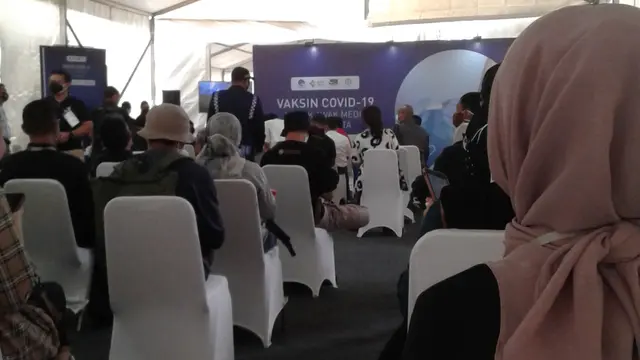 Suasana saat menunggu antrean vaksinasi COVID-19 bagi awak media di GBK, Senayan, Jakarta pada Kamis (28/2/2021)