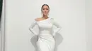 Perlihatkan tubuhnya yang makin langsing, Inul tampil memesona dalam balutan bodycon slim fit dress warna putih yang berhiaskan kristal. (Instagram/Inul.d).