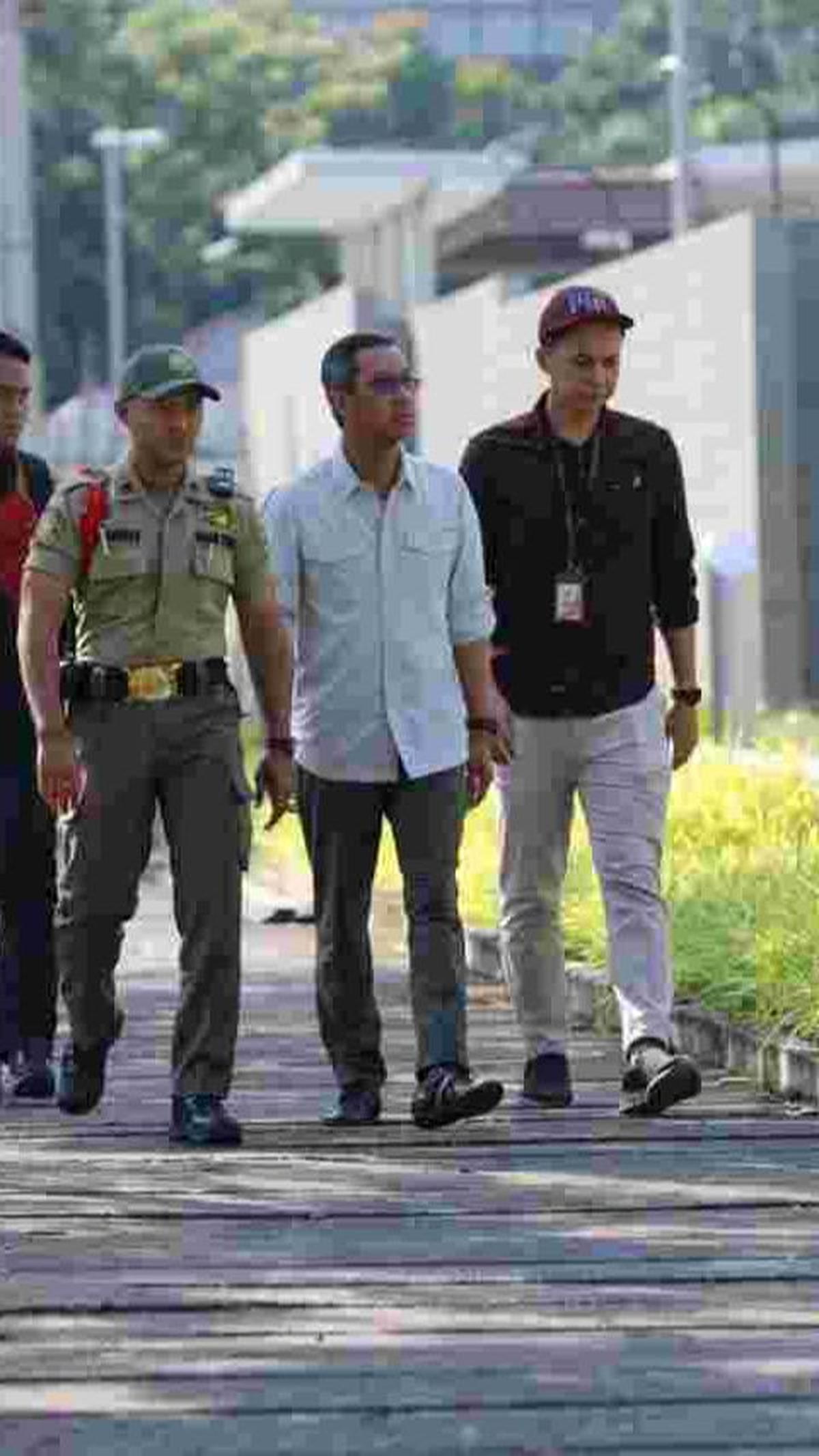 Pada Minggu (11/6), Heru pun kembali meninjau kondisi trotoar tersebut. Ia memastikam MCB penutup jalan sudah diangkut.