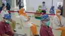 Tenaga kesehatan menunggu untuk menjalani vaksinasi virus corona COVID-19 di RSCM, Jakarta, Kamis (14/1/2021). Vaksinasi COVID-19 tahap awal akan menargetkan 1,48 juta tenaga kesehatan. (Liputan6.com/Faizal Fanani)