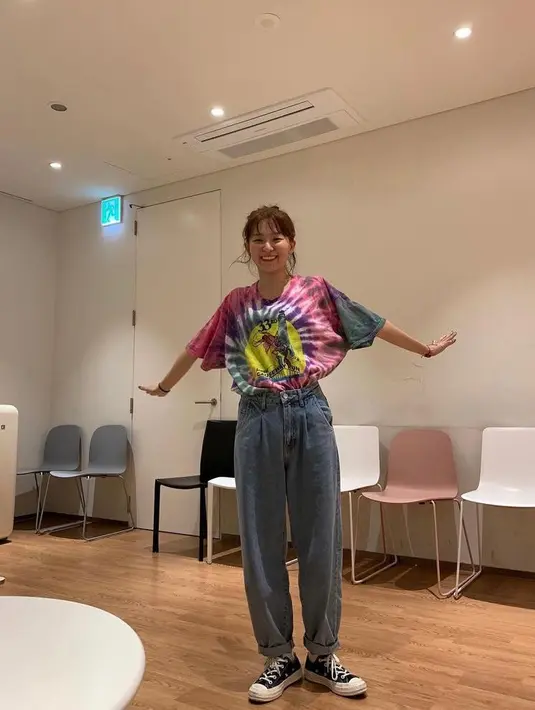 Untuk tampilan casual yang colorful, bisa tiru gaya Seulgi Red Velvet satu ini. Padukan tie-dye oversized, boyfriend jeans, dan sneakers. (Instagram/hi_sseulgi)