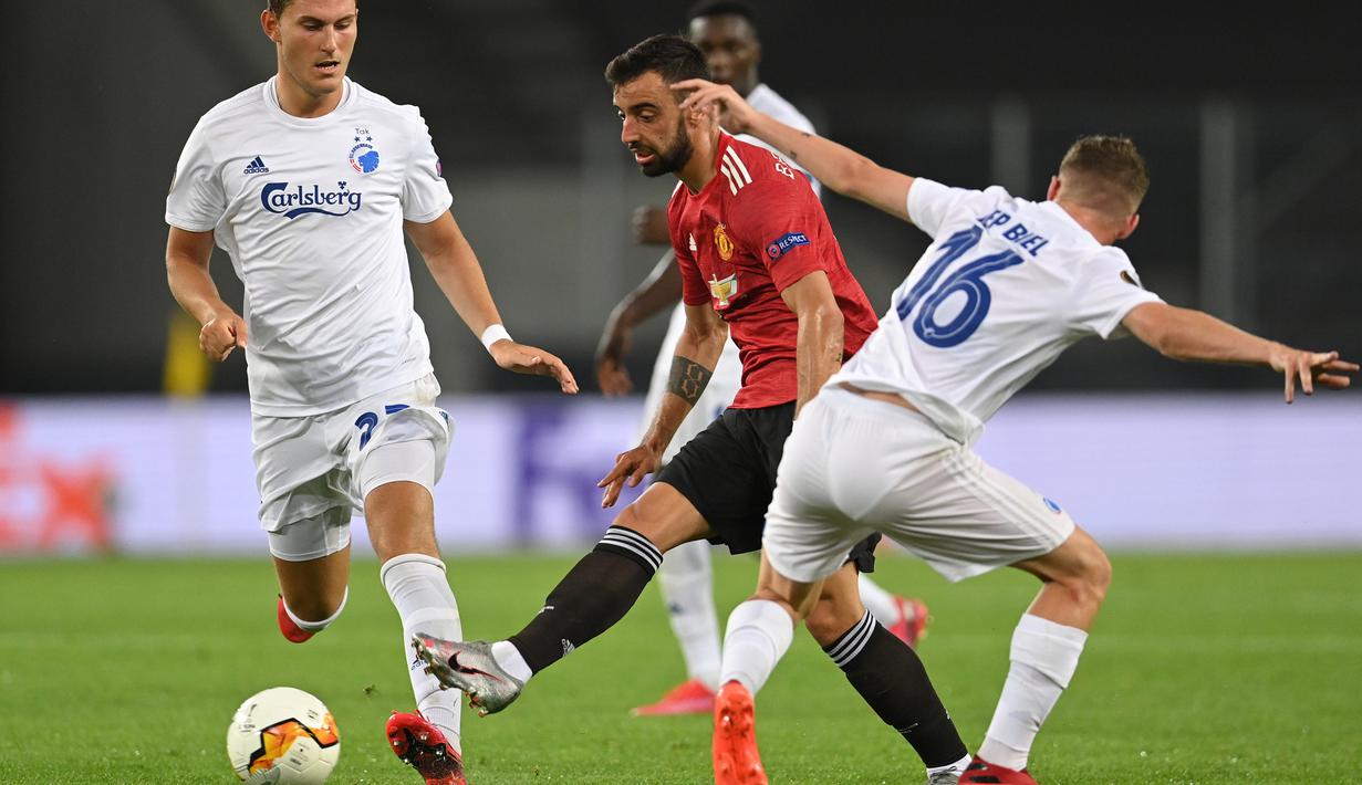 Gelandang Manchester United, Bruno Fernandes, berusaha melewati pemain Copenhagen pada laga perempat final Liga Europa di RheinEnergie Stadion, Jerman, Selasa (11/8/2020) dini hari WIB. Manchester United menang 1-0 atas Copenhagen. (AFP/Sascha Steinbach/pool)