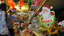 Calon pembeli saat mencoba pernak-pernik Natal di salah satu toko di Jakarta, Kamis (15/12). Jelang perayaan Na¬tal 25 Desember 2016 mendatang, se¬jumlah toko pernak-pernik natal mulai ra¬mai dikunjungi pembeli. (Liputan6.com/Angga Yuniar)