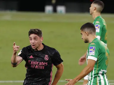 Pemain Real Madrid, Federico Valverde, melakukan selebrasi usai mencetak gol ke gawang Real Betis pada laga La Liga di Stadion Benito Villamarin, Minggu (27/9/2020). Real Madrid menang dengan skor 3-2. (AP Photo/Angel Fernandez)