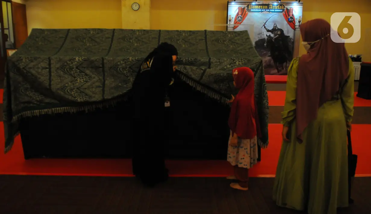 Pengunjung melihat Pameran Artefak Rasulullah SAW dan Sahabat di Masjid At-Tin, Jakarta Timur, Sabtu (25/3/2023). (merdeka.com/Imam Buhori)