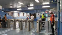 . Komuter pengguna KRL ikut mengenang jasa para pahlawan dengan mengheningkan cipta di stasiun kereta. (Istimewa)