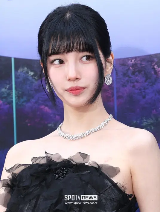 Dengan pulasan makeup natural yang flawless, visual aktris 28 tahun ini dipuji layaknya boneka hidup. [Foto: Twitter/suzycontents].