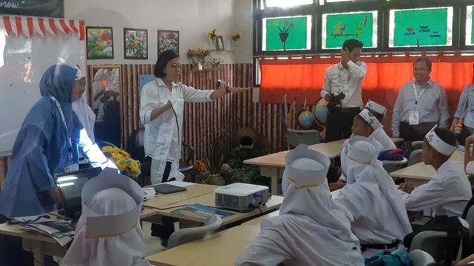 Menteri Keuangan Sri Mulyani mengajar di SDN Kenari 1, Jl Kramat IV, Jakarta Pusat.