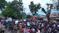 Demonstrasi 11 April di DPRD Sumbar. (Liputan6.com/ Novia Harlina)