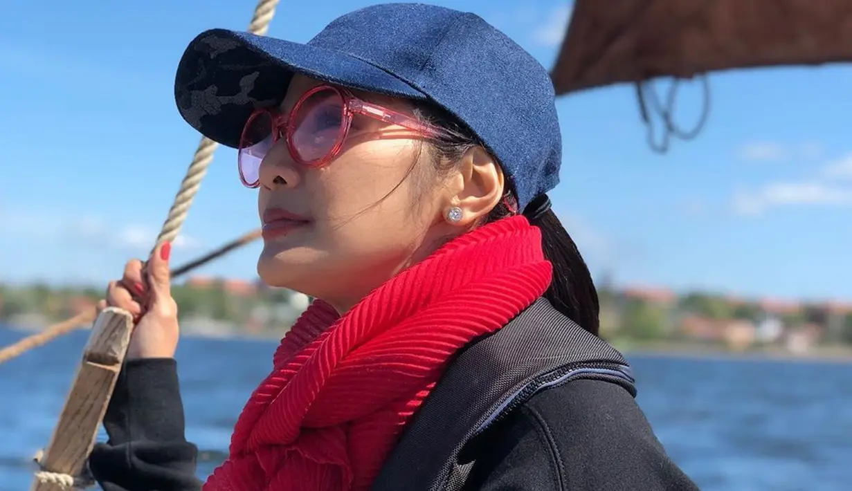 “Tapi bersyukur diberi kesempatan mengenal Pak Sapardi Djoko Damono yang telah memberi banyak lebih dari yang beliau tau. Terima kasih Pak. Doaku mengiringimu,” pungkas Maudy Koesnaedi. (Instagram/maudykoesnaedi)