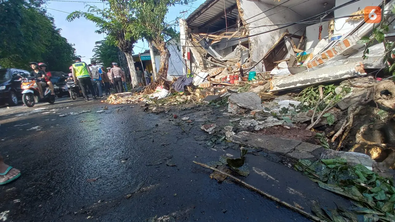 Tumpahan solar dari truk fuso yang mengalami kecelakaan di lampu merah Sukowidi Banyuwangi tercecer di jalan raya. (Hermawan Arifianto/Liputan6.com).