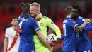 Kiper Leicester City, Kasper Schmeichel merayakan kemenangan bersama Caglar Soyuncu usai menaklukkan Southampton pada laga Piala FA di Stadion Wembley, Senin (19/4/2021). Leicester City menang dengan skor 1-0. (Neil Hall/Pool via AP)