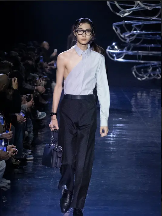 Permainan layer dan padu-padan menarik, menampilkan kreasi yang tak biasa.   [Foto: FENDI]