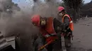 Tim penyelamat menggali tumpukan debu untuk mencari korban dari letusan gunung Feugo di desa San Miguel Los Lotes, Guatemala (5/6). Kemungkinan korban tewas dilaporkan akan terus bertambah. (AFP/Johan Ordonez)