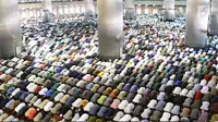 Umat muslim melaksanakan salat Jumat pertama pada bulan Ramadan 1439 H di Masjid Istiqlal, Jakarta, Jumat (18/5). Masjid Istiqlal selalu dipenuhi jamaah pada Shalat Jumat ketika bulan suci Ramadan. (Liputan6.com/Immanuel Antonius)