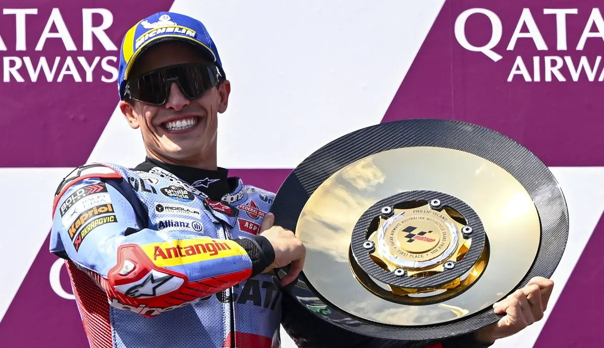 Pembalap Gresini Racing, Marc Marquez mengangkat trofi setelah memenangkan balapan MotoGP Australia 2024 yang berlangsung di Sirkuit Phillip Island, Australia, Minggu (20/10/2024). (AP Photo/AAP Image/Joel Carrett)