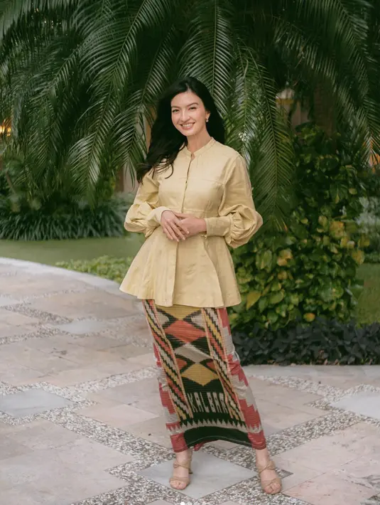 Mengenakan kebaya modifikasi bergaya peeplum, Raline juga tampak begitu anggun.  [Foto: Instagram/ Raline Shah]