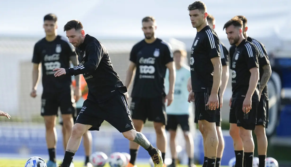 Pemain Argentina Lionel Messi menendang bola saat sesi latihan sebelum melawan Venezuela pada pertandingan sepak bola kualifikasi Piala Dunia 2022 di Buenos Aires, Argentina, 23 Maret 2022. (AP Photo/Natacha Pisarenko)