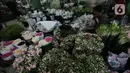Aktivitas pedagang bunga di Pasar Rawa Belong, Jakarta Barat, Jumat (29/10/2021). Para pedagang bunga di Pasar Bunga Rawa Belong mulai kembali mendapatkan pembeli dengan skala besar untuk acara-acara pernikahan atau acara besar lainnya. (Liputan6.com/Johan Tallo)