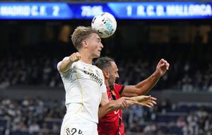 Dean Huijsen dari Real Madrid (kiri) menyundul bola lebih dulu dari pemain Mallorca, Vedat Muriqi, dalam laga La Liga antara Real Madrid dan Mallorca di Madrid, Sabtu, 30 Agustus 2025. (AP Photo/Manu Fernandez)