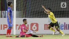 Ekspresi pemain Barito Putera Alif Jaelani (kanan) setelah mencetak gol pertama ke gawang Arema FC dalam pertandingan babak penyisihan Piala Menpora 2021 di Stadion Manahan, Solo, Kamis (25/3/2021). Arema FC kalah 1-2. (Bola.com/Arief Bagus)