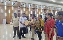 Pemerintah Provinsi Papua Barat Daya Salurkan 50 Laptop, Optimalkan Digitalisasi Pendidikan di Sorong Selatan
