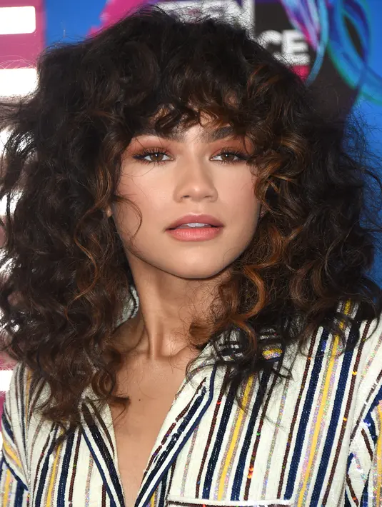 Aktris Zendaya turut memeriahkan perhelatan Teen Choice Awards 2017 di Los Angeles, California, Minggu (13/8). Rambut ikal wanita 20 tahun itu dibiarkan tergerai bebas sehingga semakin mempertegas kecantikan naturalnya. (Jordan Strauss/Invision/AP)
