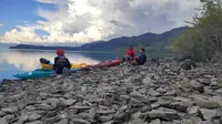 Temuan Batuan Unik di Kaldera Geopark Toba oleh Sejumlah Kayaker