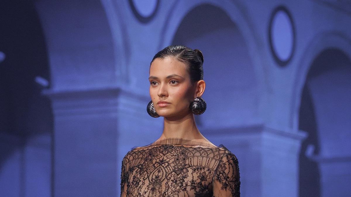 Tren Beauty Paris Haute Couture Week 2026, dari Hepburn Bangs hingga Lace Lips yang Artistik