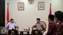 Wapres Jusuf Kalla berbincang dengan Sekjen ICIS, KH Hasyim Muzadi di Kantor Wakil Presiden, Jakarta, Senin (26/10/2015). Pertemuan membahas rencana Konvensi Islam Internasional di Malang dengan fokus perdamaian di Indonesia. (Liputan6.com/Faizal Fanani)