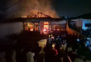 Sebuah rumah penyimpanan kardus di wilayah Cilangkap, Tapos, Depok, mengalami kebakaran pada Senin, 6 April 2026 malam. (Liputan6.com/Dicky Agung Prihanto)