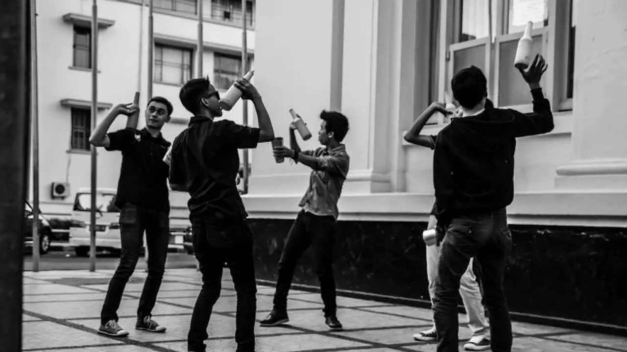 Lihai Meracik Minuman dan Juggling Bersama Enhaii Bartender Club