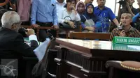 Terdakwa kasus dugaan suap Majelis Hakim dan Panitera PTUN Medan, OC Kaligis menanggapi pernyataan saksi Afrian Bondjol (kanan) yang merupakan anak didiknya, dalam sidang lanjutan di Pengadilan Tipikor, Rabu (4/11). (Liputan6.com/Helmi Afandi)