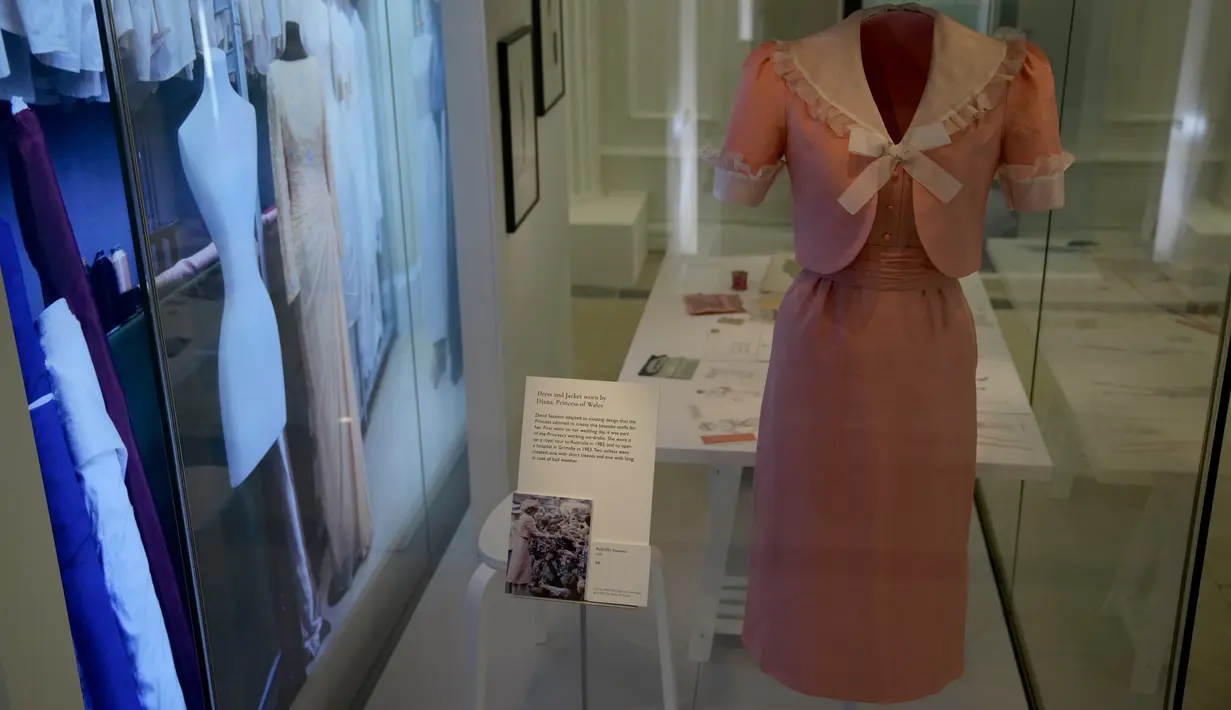 Gaun dan jaket yang diganti Putri Diana pada hari pernikahannya buatan desainer David Sassoon ditampiilkan selama pratinjau media untuk pameran "Royal Style in the Making" di Istana Kensington di London, Rabu (2/6/2021). Pameran berlangsung dari 3 Juni hingga 2 Januari 2022. (AP Photo/Matt Dunham)