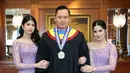 Annisa Pohan kenakan kebaya H-Line dengan ulos sebagai bawahan dan selendang bahu. Setelan ini bikin ia terlihat elegan di wisuda S3 Agus Harimurti Yudhoyono [@annisayudhoyono]
