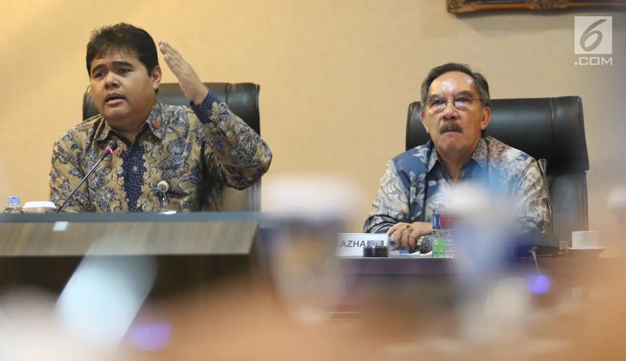 Mantan Ketua KPK Antasari Azhar (kanan) dan Deputi II KSP Yanuar Nugroho (kiri) saat diskusi di Kantor Staf Presiden, Jakarta, Rabu (9/1). Diskusi itu membahas Pelayanan Rakyat Bebas Korupsi. (Liputan6.com/Angga Yuniar)