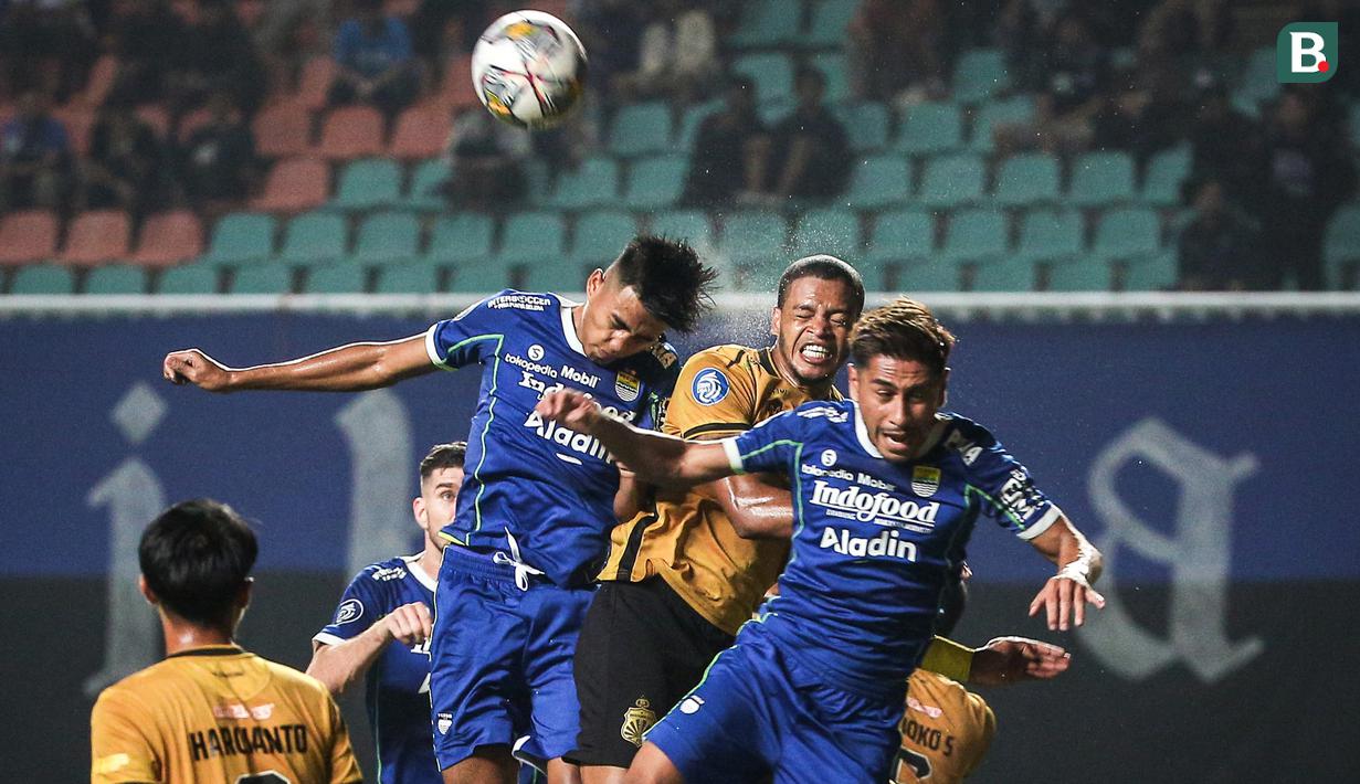 <p>Pemain Persib Bandung, Kakang Rudianto (kiri) dan Daisuke Sato berebut bola dengan pemain Bhayangkara FC, Alex Martins Ferreira (tengah) pada laga lanjutan BRI Liga 1 2022/2023 antara Persib Bandung melawan Bhayangkara FC di Stadion Pakansari, Bogor, Jumat (24/03/2023). (Bola.com/Bagaskara Lazuardi)</p>