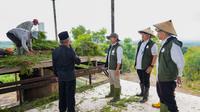 Menteri Kehutanan (Menhut) Raja Juli Antoni melakukan peninjauan ke lokasi penyulingan kayu putih di Desa Wonoharjo, Boyolali. (Tim News).
