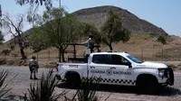 Pasukan Garda Nasional berpatroli di Piramida Teotihuacan, yang tetap ditutup sehari setelah seorang pria bersenjata melepaskan tembakan ke arah turis di situs arkeologi di luar Kota Meksiko, Selasa, 21 April 2026. (Foto AP/Marco Ugarte)